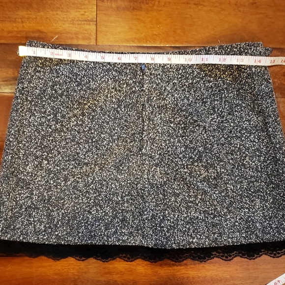 Short skirt - Picture 3 of 3